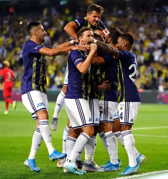 Emre Belözoğlu: 'Fenerbahçe'nin tek hedefi şampiyonluktur' Emre Belözoğlu: 'Fenerbahçe'nin tek hedefi şampiyonluktur'