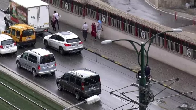 Gaziantep'te aniden bastıran yağmur vatandaşları hazırlıksız yakaladı Gaziantep'te aniden bastıran yağmur vatandaşları hazırlıksız yakaladı