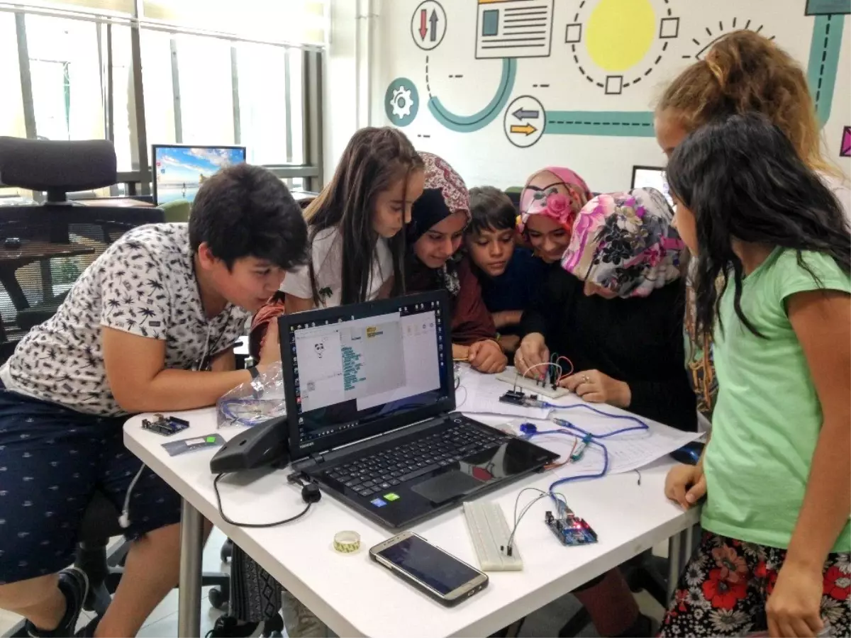Geleceğin robotik kodlama ustaları Meram'da yetişiyor