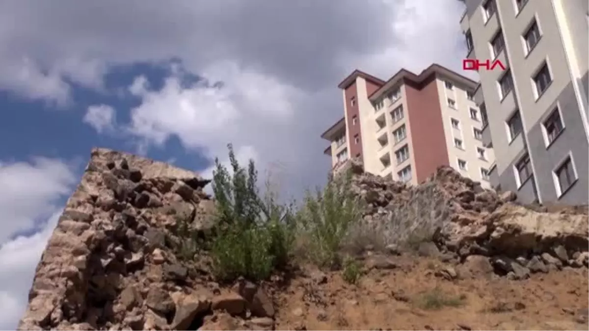 GÜMÜŞHANE İstinat duvarı çöken sitenin sakinleri korku içinde yaşıyor GÜMÜŞHANE İstinat duvarı çöken sitenin sakinleri korku içinde yaşıyor