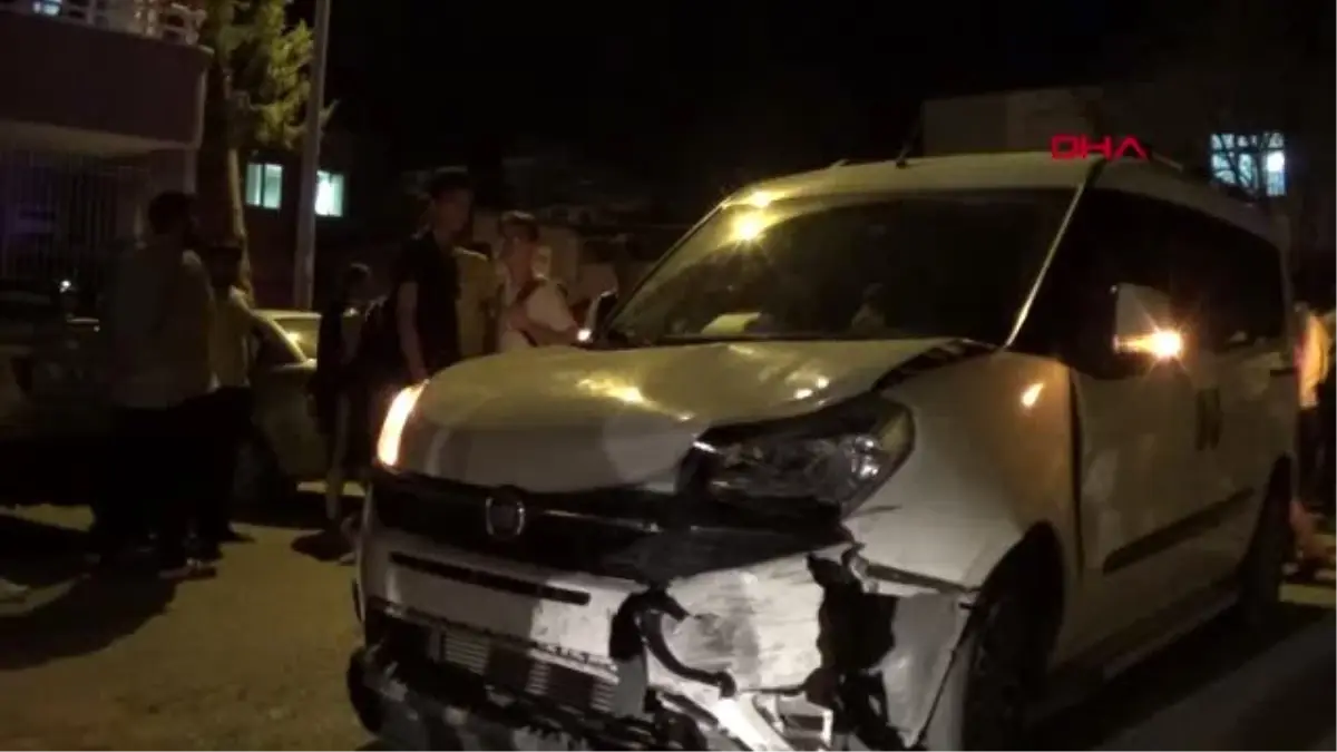 Hafif ticari araç ile motosiklet çarpıştı: 2 yaralı