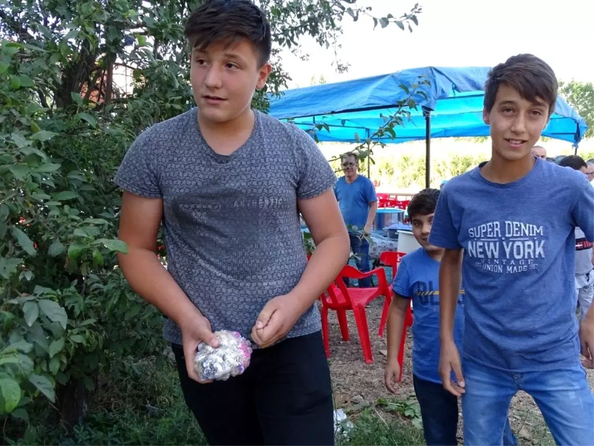 Hisarcık'taki düğünlerde ilginç selamlaşma