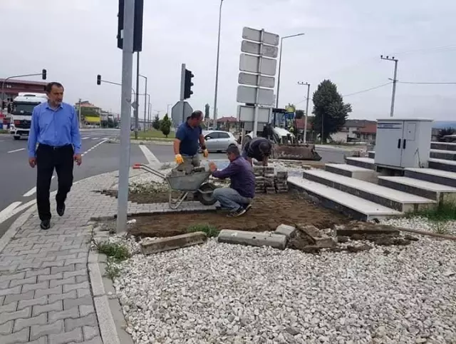 Kaynaşlı Belediyesi D-100'da peyzaj çalışmasına başladı