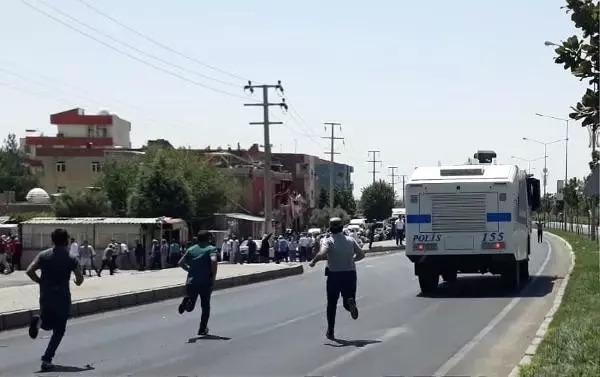 Mardin'de HDP'lilerin protesto girişimine polis engeli