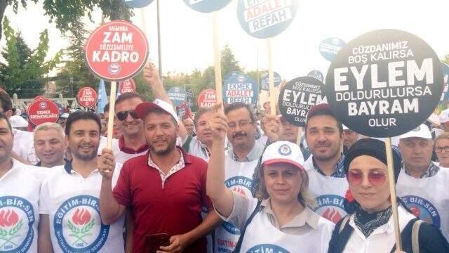 Memurlar hükümetin zam teklifini boş cüzdanlarla protesto etti
