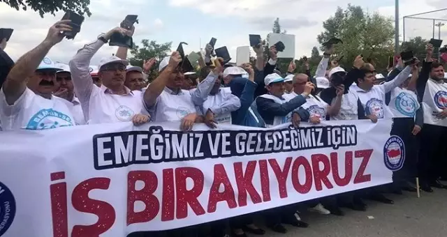 Memurlar hükümetin zam teklifini boş cüzdanlarla protesto etti Memurlar hükümetin zam teklifini boş cüzdanlarla protesto etti