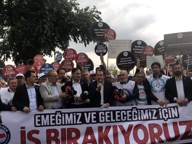 Memurlar hükümetin zam teklifini boş cüzdanlarla protesto etti