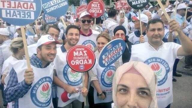 Memurlar hükümetin zam teklifini boş cüzdanlarla protesto etti