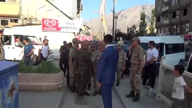 Orgeneral Çetin, Hakkari'de esnafı ziyaret etti