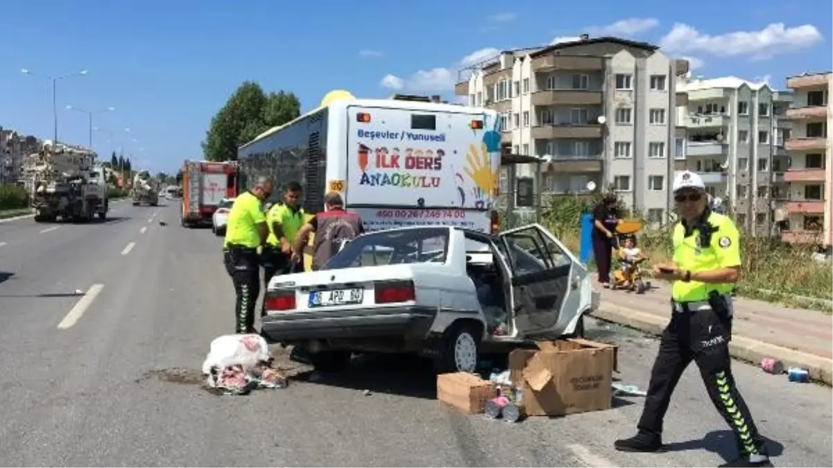 Otomobil, yolcu indiren otobüse çarptı: 1 ölü