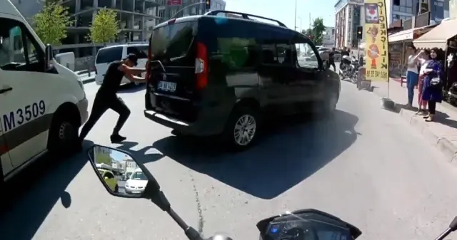 (Özel) Bozulan aracını iten adamın ayağını, minibüsün ezdiği an kamerada (Özel) Bozulan aracını iten adamın ayağını, minibüsün ezdiği an kamerada