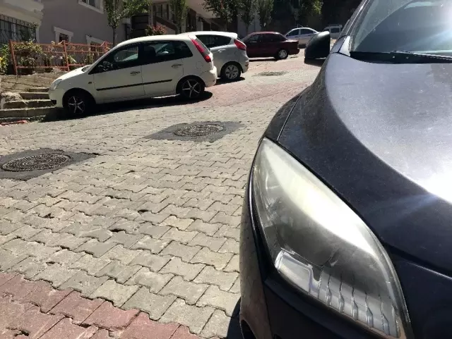 (Özel) İstanbul'da motosikletli çetenin lüks otomobilin farını çalma anı kamerada