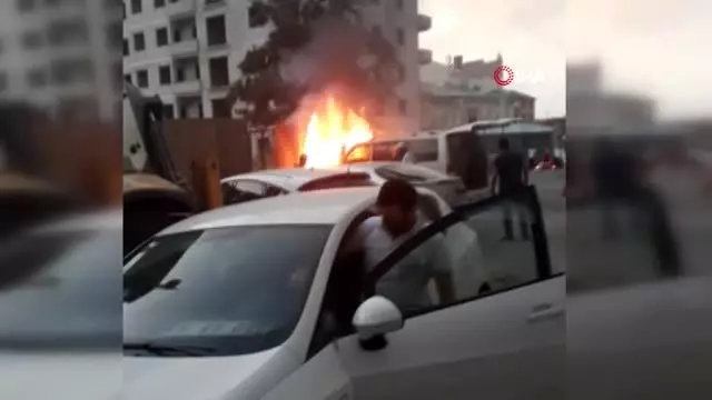 Park halindeki araç alev alev yandı