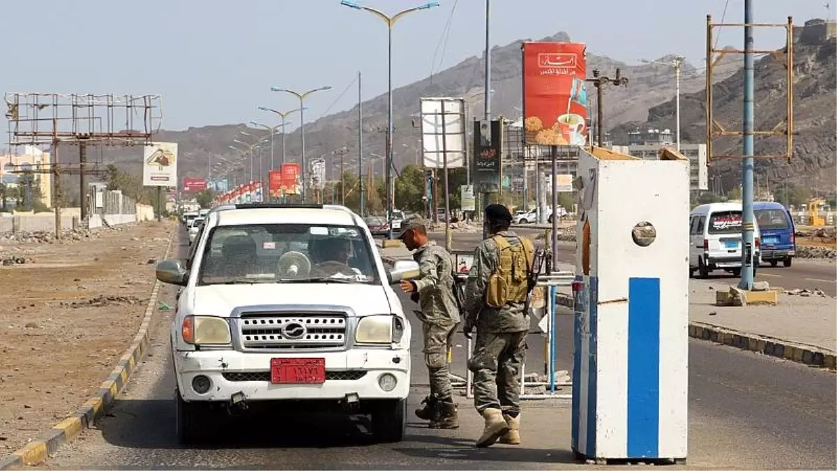 Riyad öncülüğündeki koalisyon güçlerinden Sana'da operasyon, ayrılıkçılardan Ebyen'de kuşatma