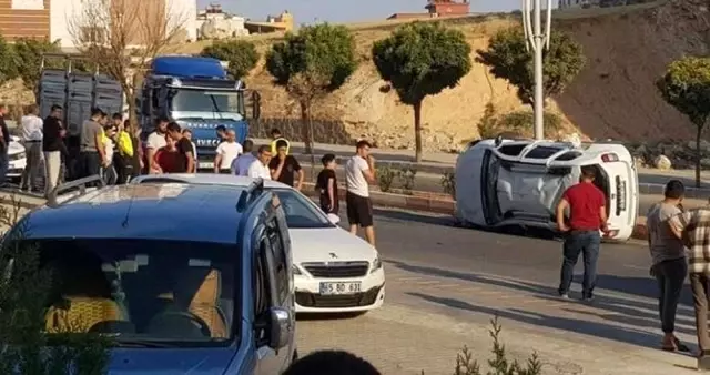 Siirt'te otomobil kamyonetle çarpıştı: 2 yaralı Siirt'te otomobil kamyonetle çarpıştı: 2 yaralı