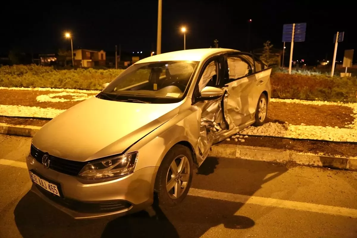 Sivas'ta iki otomobil çarpıştı: 10 yaralı