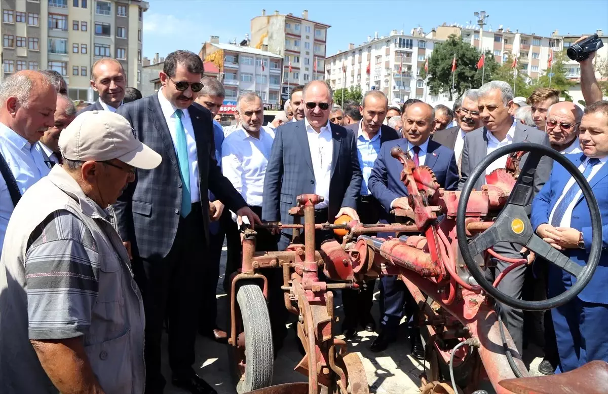 Sivas'ta 'yarım asırlık traktörler' sergilendi