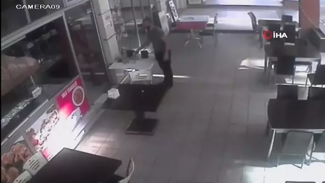 Temizlik sonrası yorgun düşüp uyuyan iş yeri sahibi uyandığında şok oldu
