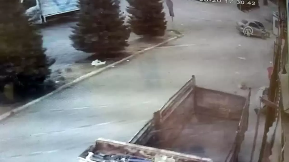 Trafik kazası güvenlik kamerasında