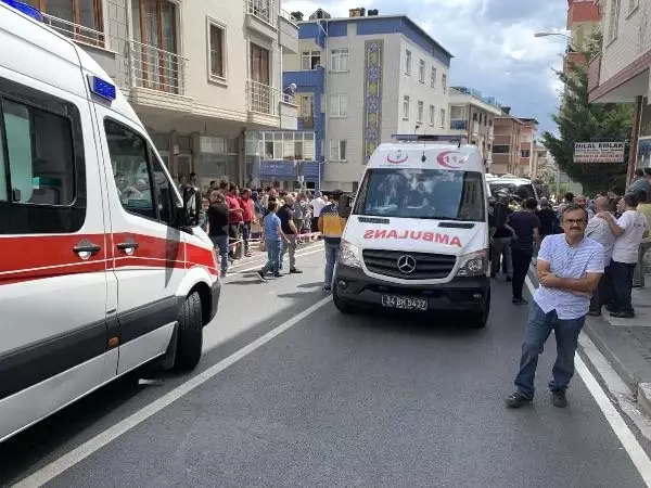 Ümraniye'de minibüs ile otomobil çarpıştı; 1'i bebek 6 yaralı Ümraniye'de minibüs ile otomobil çarpıştı; 1'i bebek 6 yaralı