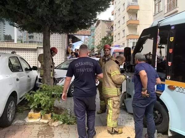 Ümraniye'de minibüs ile otomobil çarpıştı; 1'i bebek 6 yaralı Ümraniye'de minibüs ile otomobil çarpıştı; 1'i bebek 6 yaralı