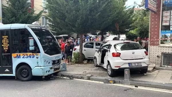 Ümraniye'de minibüs ile otomobil çarpıştı; 1'i bebek 6 yaralı Ümraniye'de minibüs ile otomobil çarpıştı; 1'i bebek 6 yaralı