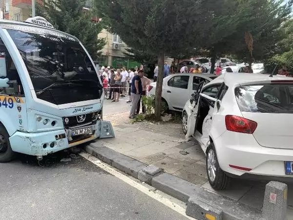 Ümraniye'de minibüs ile otomobil çarpıştı; 1'i bebek 6 yaralı Ümraniye'de minibüs ile otomobil çarpıştı; 1'i bebek 6 yaralı