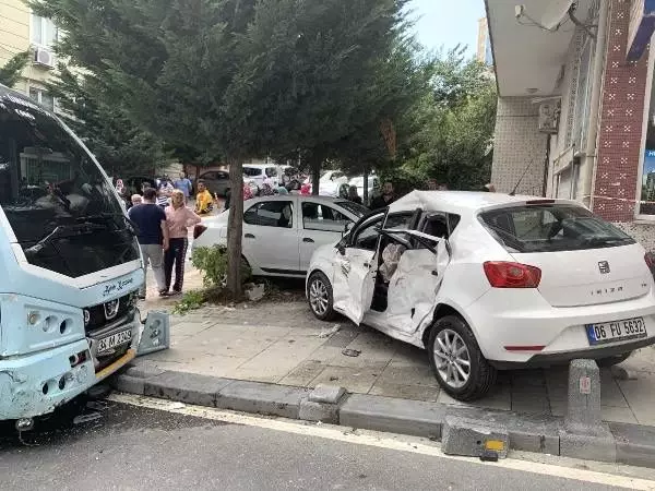 Ümraniye'de minibüs ile otomobil çarpıştı; 1'i bebek 6 yaralı Ümraniye'de minibüs ile otomobil çarpıştı; 1'i bebek 6 yaralı