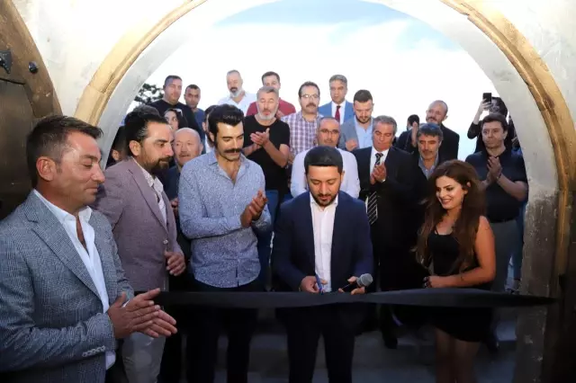 Ünlü Sanatçı Murat Ünalmış'ın işletmesinin açılışını Belediye Başkanı yaptı Ünlü Sanatçı Murat Ünalmış'ın işletmesinin açılışını Belediye Başkanı yaptı