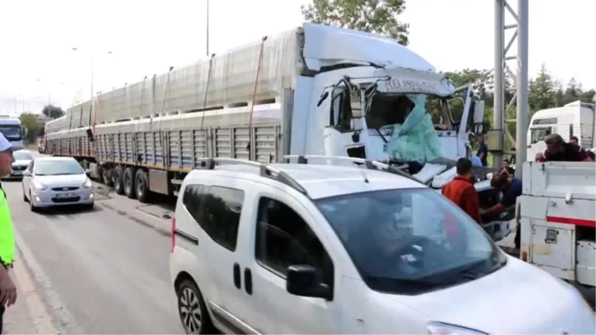 6 aracın karıştığı kazada 2 kişi yaralandı