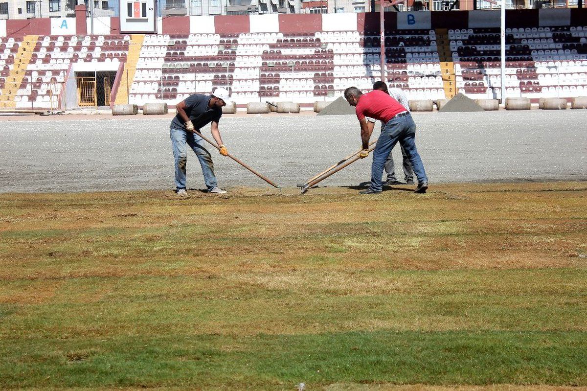 Antakya Atatürk Stadı'nda çimler seriliyor
