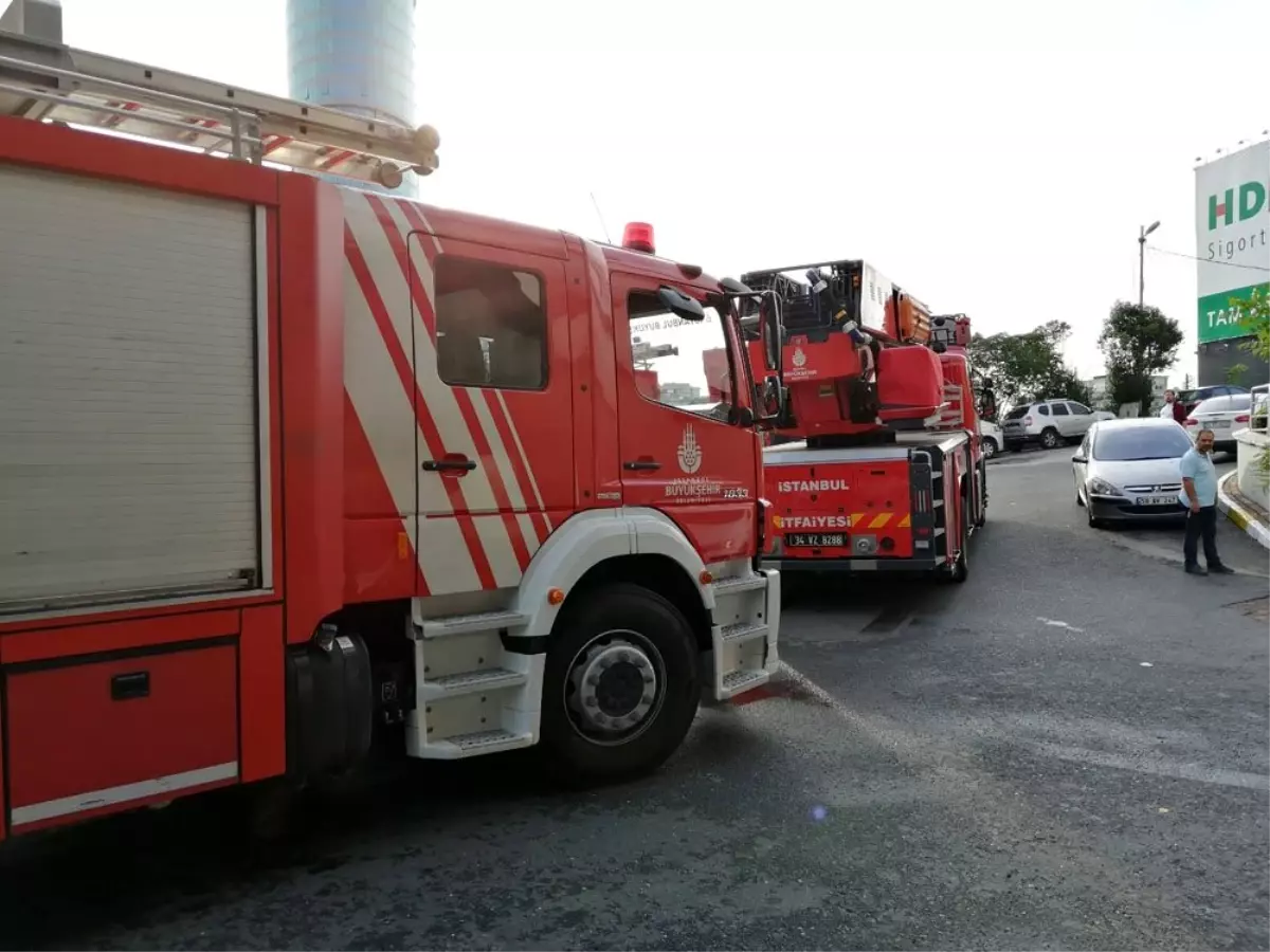 Ataşehir'de alışveriş merkezinde yangın paniği