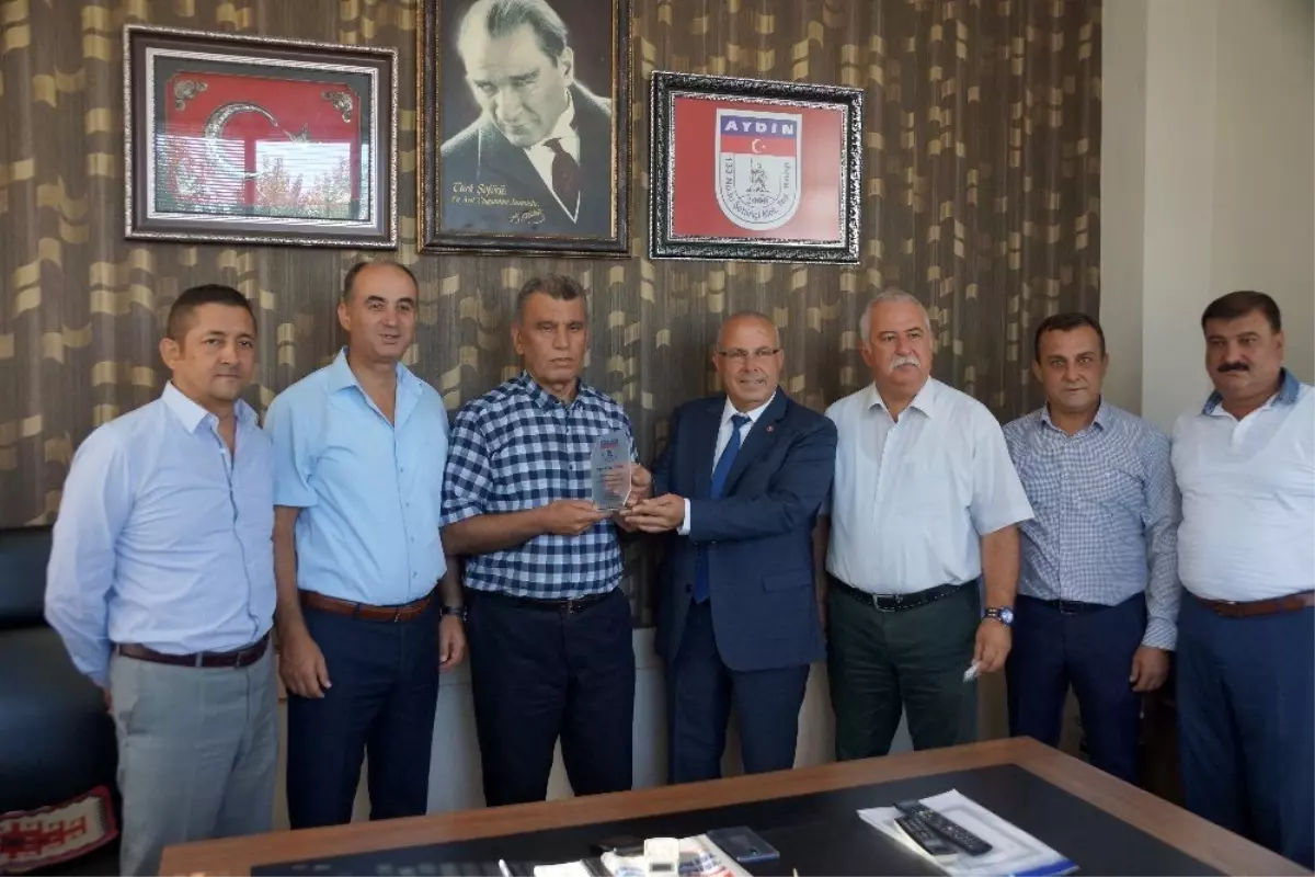 Ayın şoförüne ödülünü Belediye-İş Sendikası Başkanı Yaman verdi