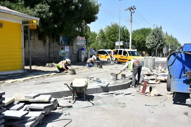 Bağlar'da kaldırım yenileme çalışması