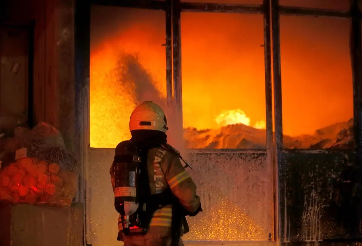 Başakşehir'de kozmetik deposunda yangın