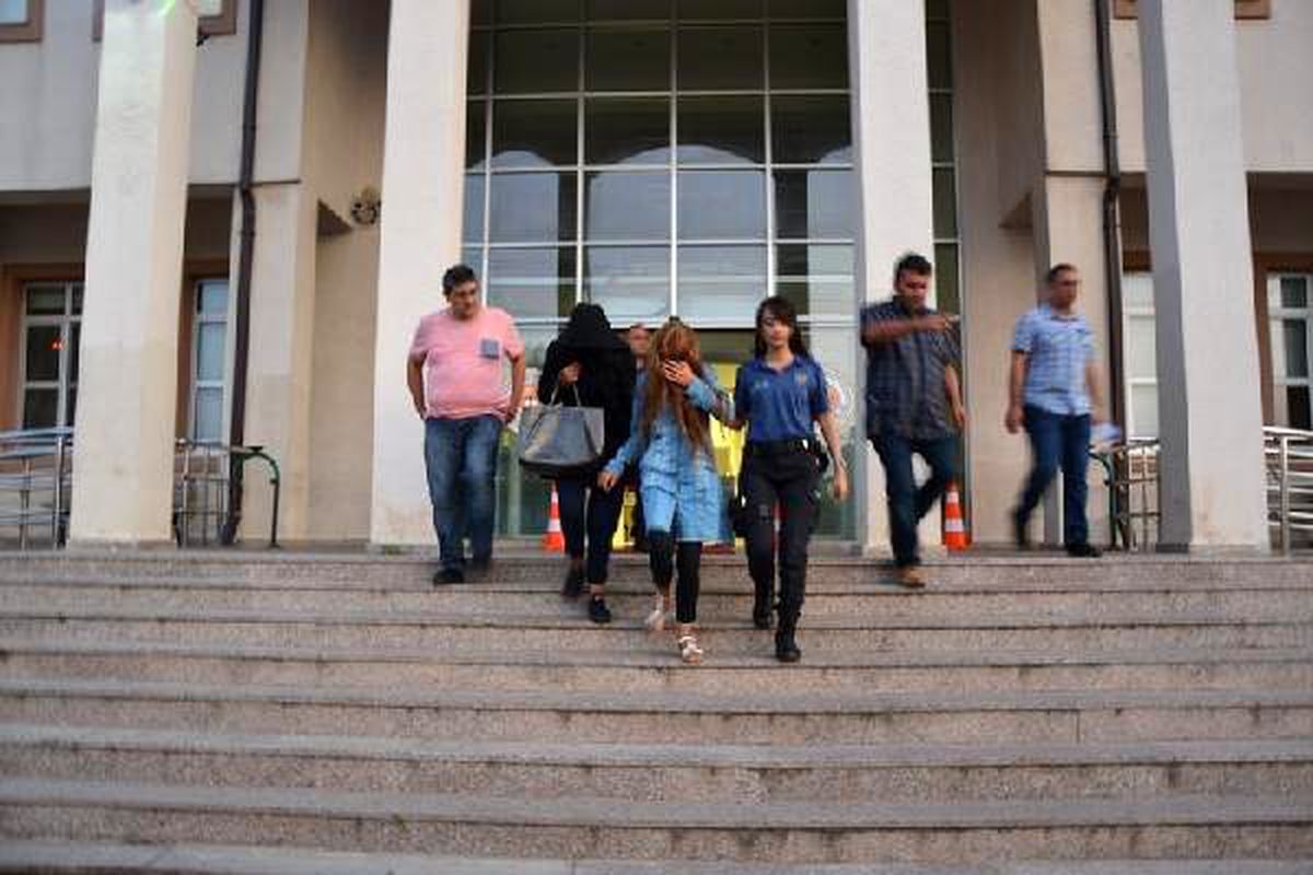 Biga'da hırsızlık suçundan hapis cezası bulunan 2 genç yakalandı