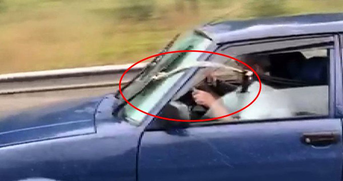 Bozulan sileceği bağladıkları iple kontrol ettiler