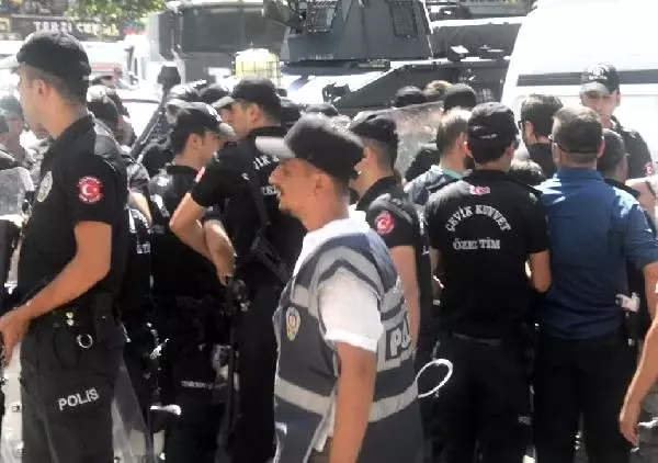 Diyarbakır'da izinsiz gösteriye polis müdahalesi! 30 gözaltı