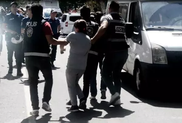 Diyarbakır'da izinsiz gösteriye polis müdahalesi! 30 gözaltı