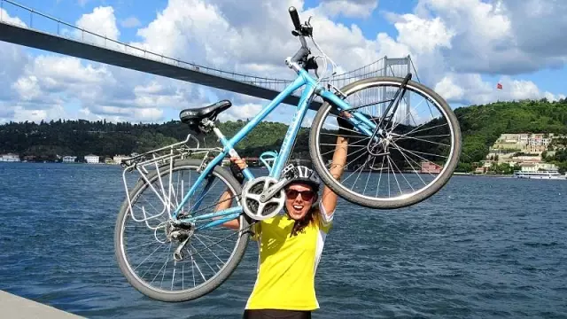 İngiliz kadın bisikletle 89 günde 4500 km pedal çevirerek Londra'dan İstanbul'a ulaştı İngiliz kadın bisikletle 89 günde 4500 km pedal çevirerek Londra'dan İstanbul'a ulaştı