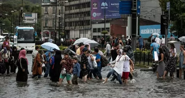 İBB su baskınlarını önlemek için şehir genelinde mazgalları açık tutuyor