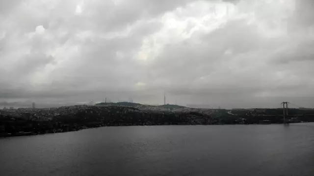 İstanbul'da gökyüzünü kaplayan kara bulutlar havadan görüntülendi