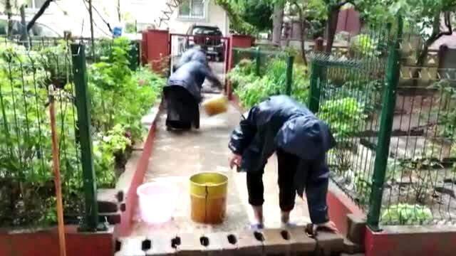 İstanbul'da gökyüzünü kara bulutlar sardı! Kartal'da bazı evleri su bastı