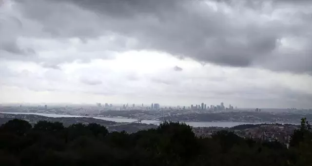 İstanbul'da gökyüzünü kara bulutlar sardı! Kartal'da bazı evleri su bastı
