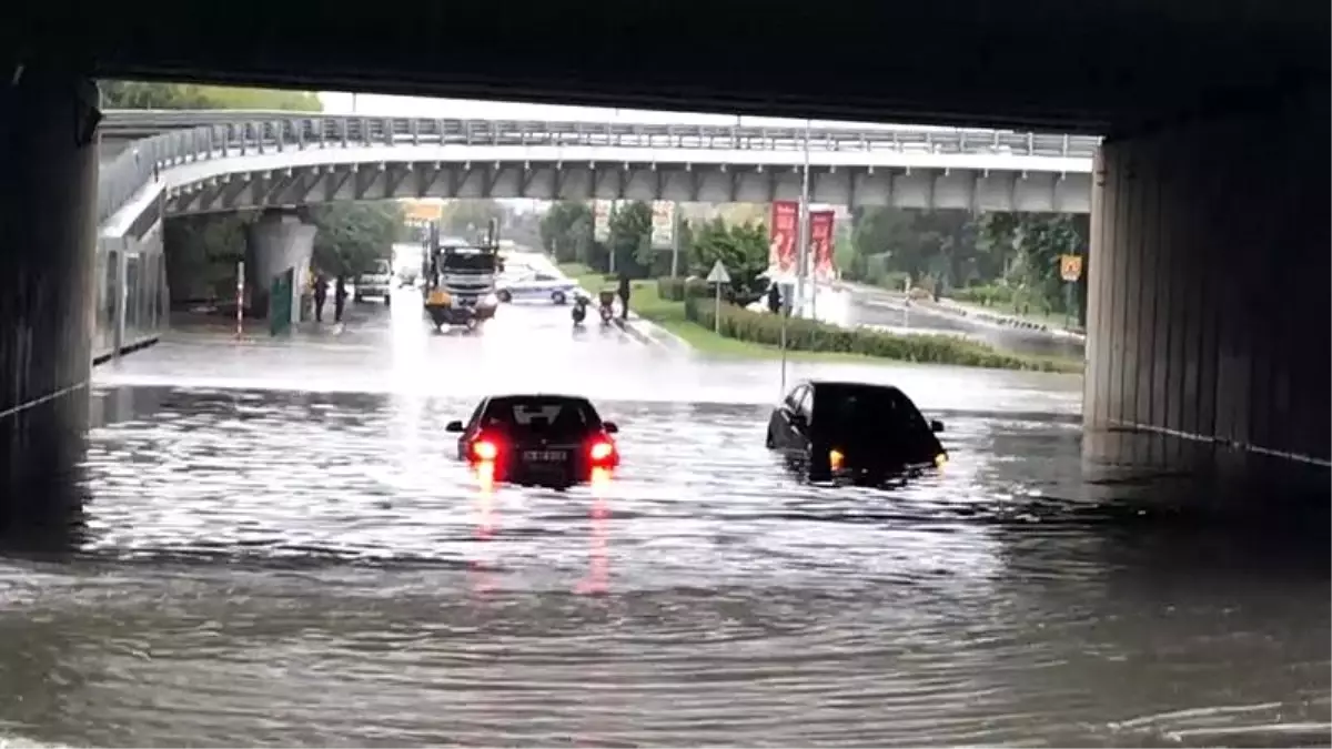 İstanbul'da sağanak yağış: Altgeçitleri su bastı