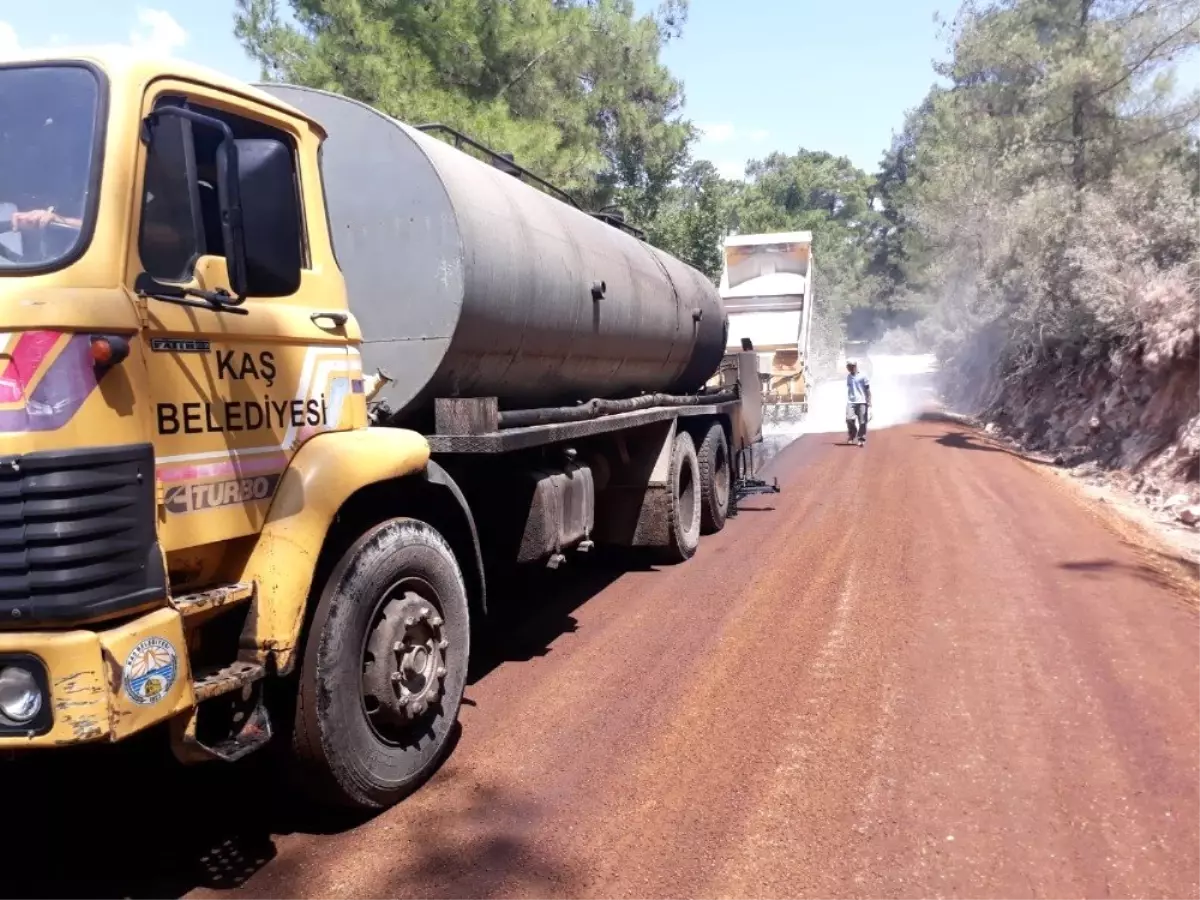 Kaş Belediyesi mahalle yollarını asfaltlıyor
