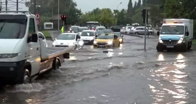 Kocaeli'de sağanak yağış nedeniyle yol çöktü