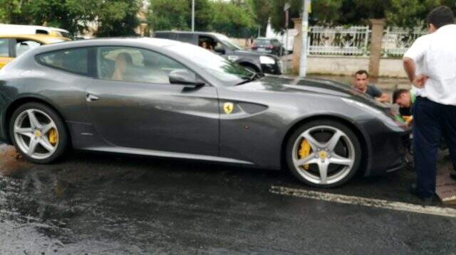 Milyon liralık Ferrari su birikintisinde böyle mahsur kaldı