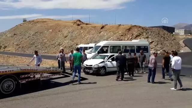 Minibüs ile otomobil çarpıştı: 4 yaralı