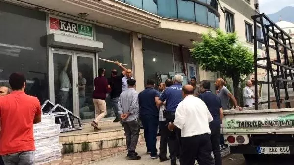Park kavgasında 20 kişi birbirine girdi: 1'i polis 5 kişi yaralandı